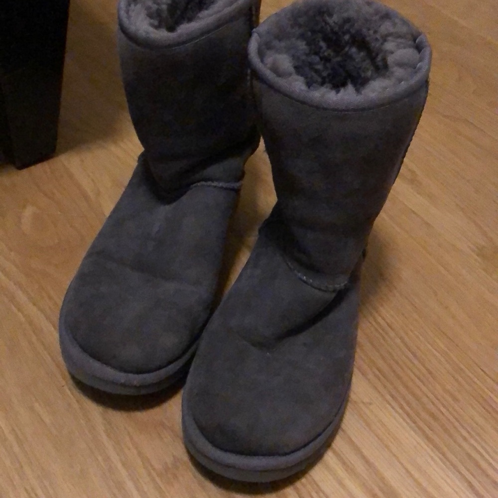 Grey, uggs - Picture 2 of 6
